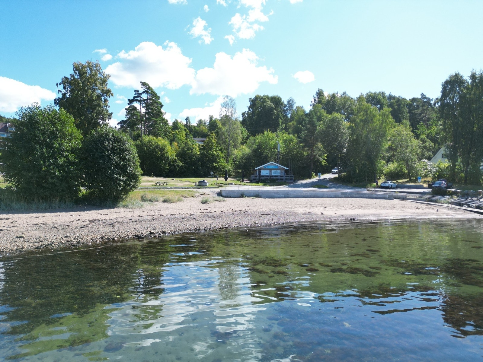 Påå Krokstrand er det kiosk, det er langgrundt og plass for mange aktiviteter. Galleribilde