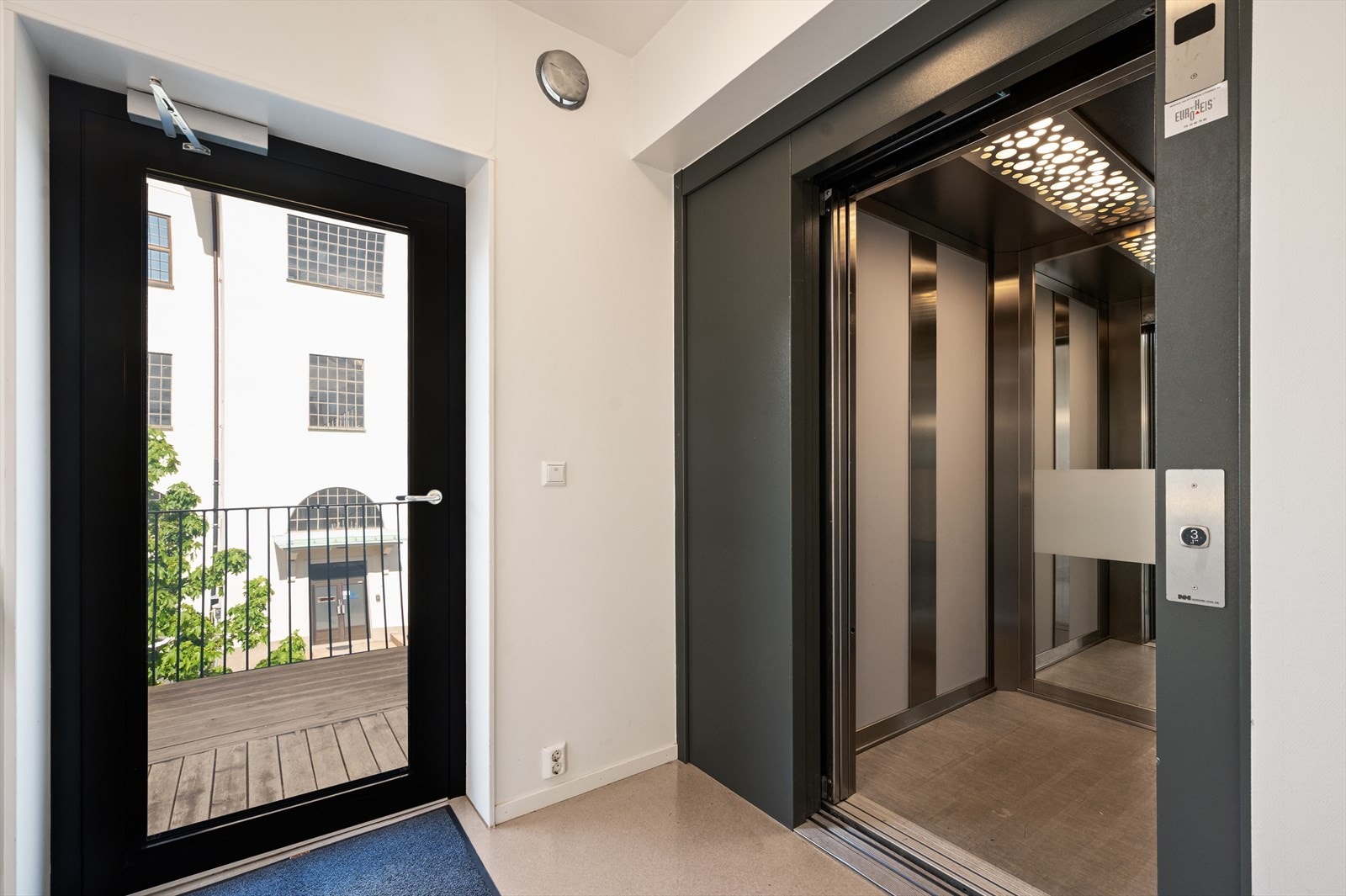 Heis i bygget for trappefri adkomst og direkte adkomst til garasjeanlegg og bod. Galleribilde