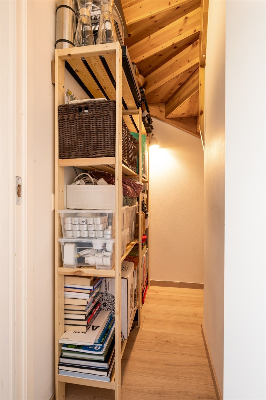 Under leilighetens trappegang har man også et smart lagringsrom som kommer til godt bruk. Galleribilde