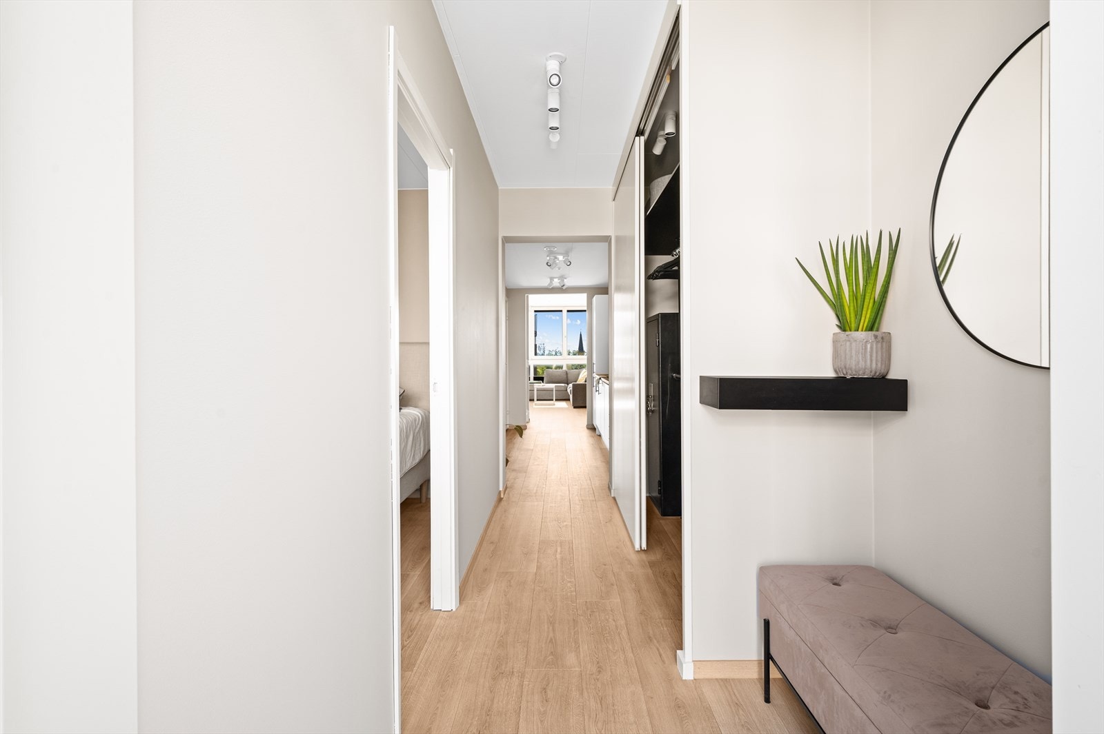 Stor skyvedørsgarderobe i mellomgangen med svært god plass til lagring. Galleribilde