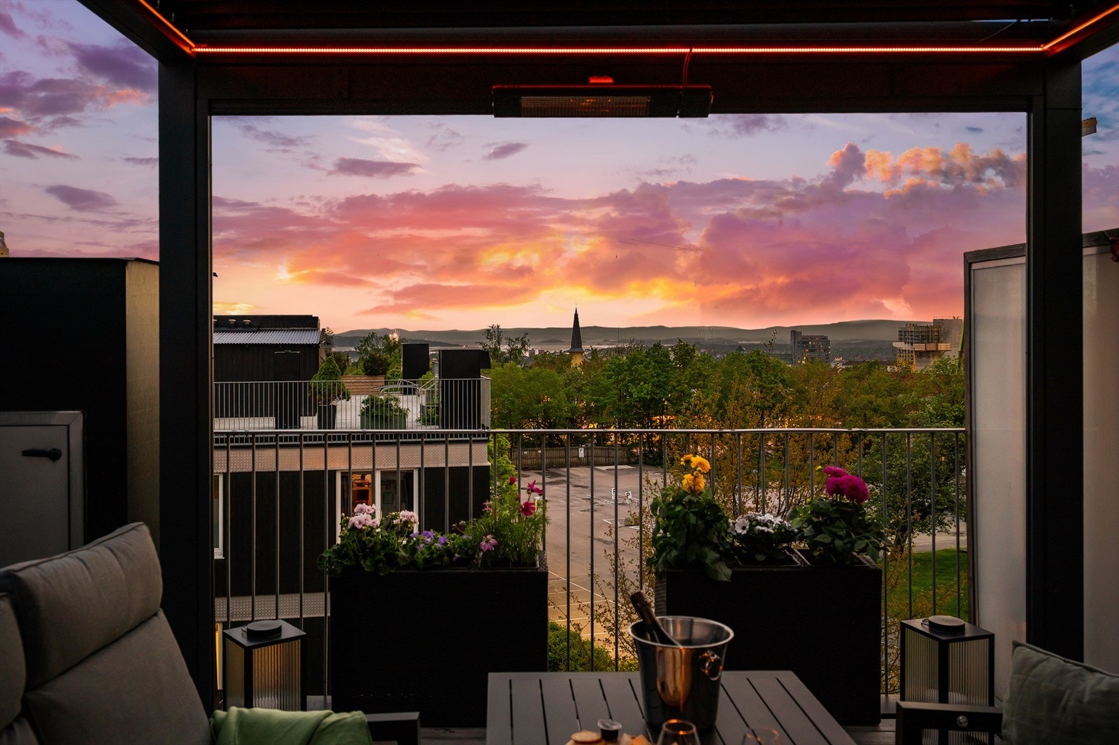 Takterrassen er et fint sted å samles på varme sommerkvelder. Galleribilde