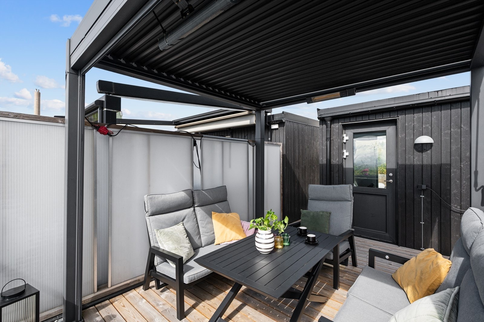 Videre i 2024 ble det også satt opp en vedlikeholdsfri pergola som sørger for at takterrassen kan benyttes til flere anledninger og ulike værforhold. Galleribilde