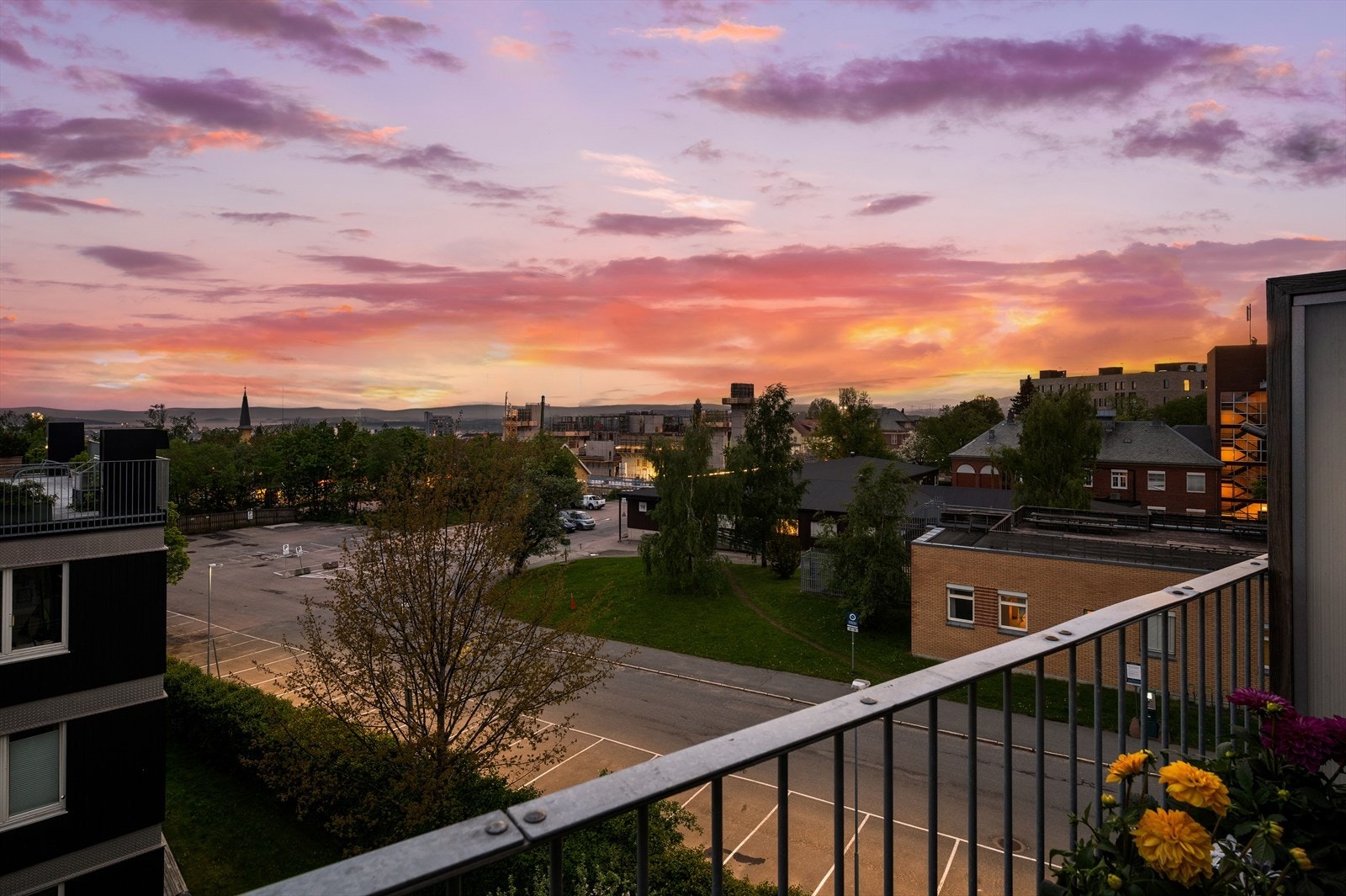 Fra takterrassen har man god oversikt over nabolaget. Galleribilde