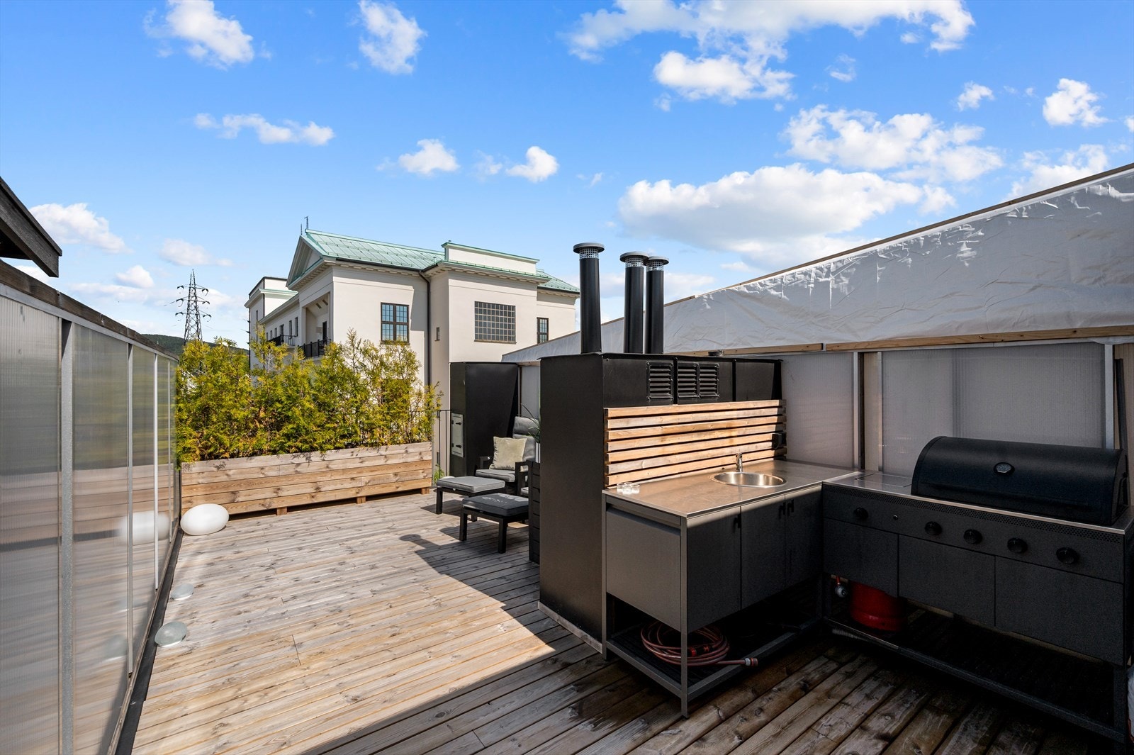 Takterrassen ble betydelig oppgradert i 2024, med blant annet et helt nytt og vedlikeholdsfritt utekjøkken med egen vask og grillplass. Galleribilde
