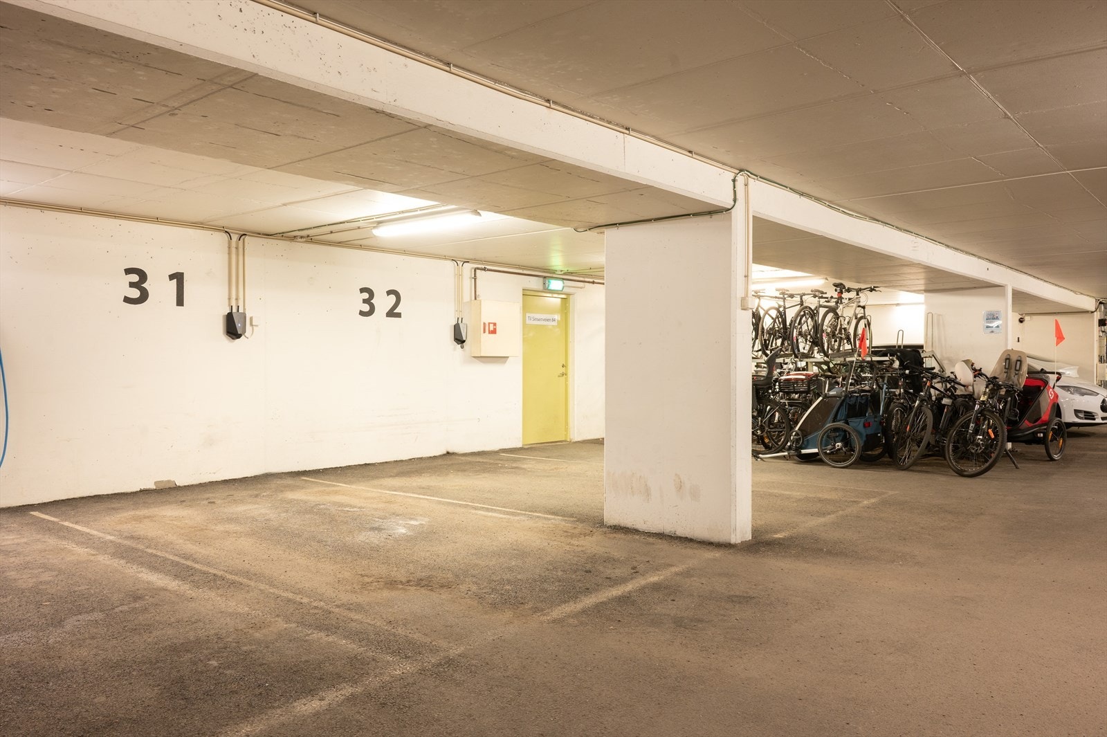 Det medfølger bruksrett til garasjeplass nr. 31 i felles anlegg. Plassen er utstyrt med el-bil lader og strømuttak til bruk av støvsuger etc. I garasjeanlegget er det også mulig å parkere sykkel. Galleribilde