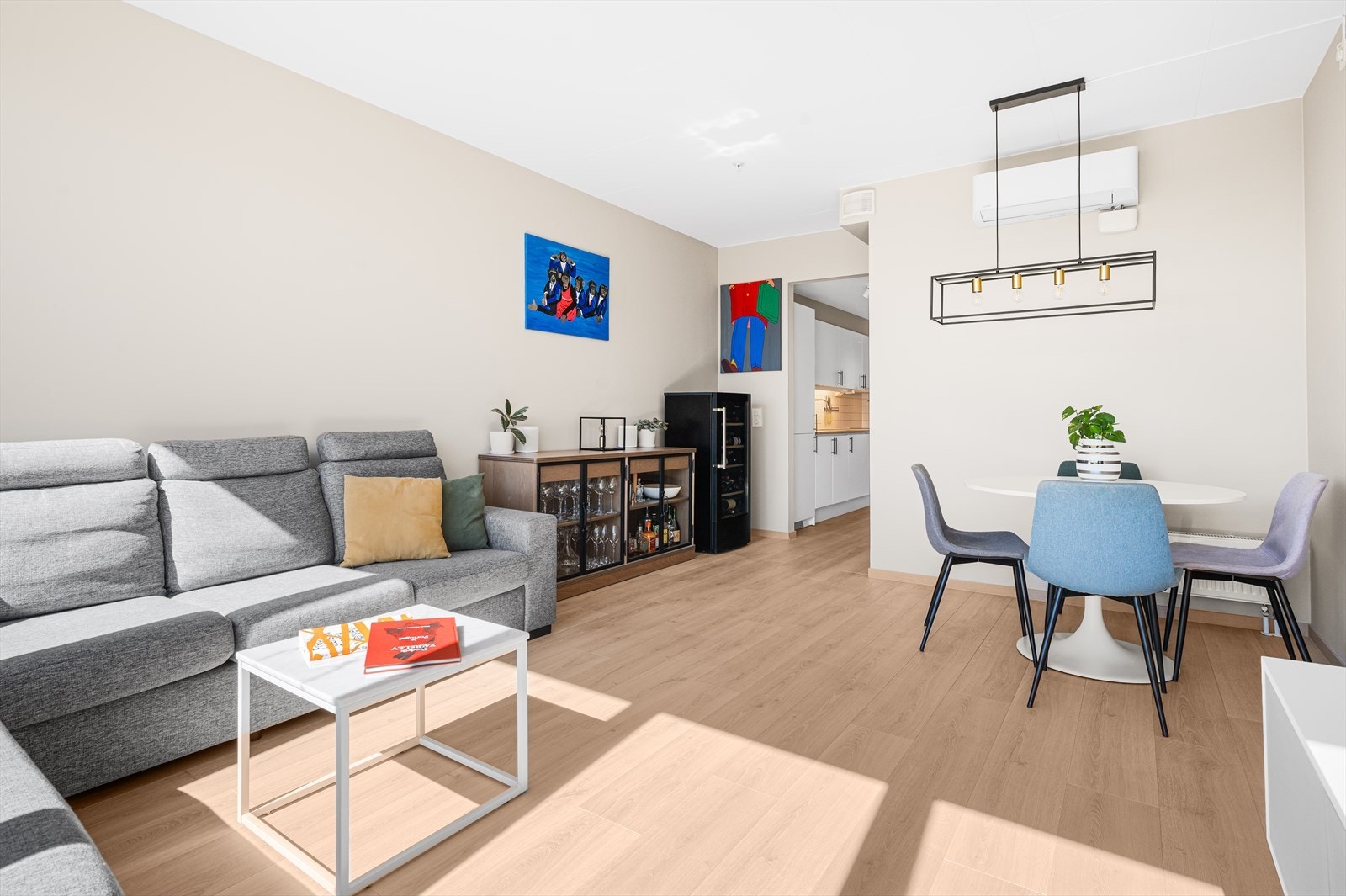 Stuen har en fin utforming med plass til både sofagruppe, stuebord, TV og spiseplass. Galleribilde