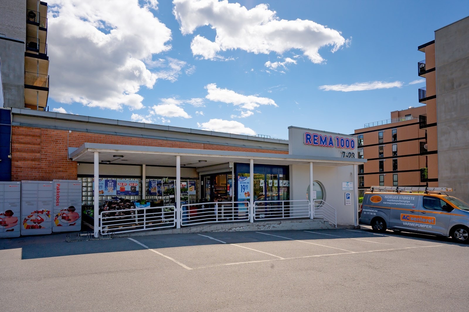 Dagligvarebutikken Rema 1000 er i kort avstand fra leiligheten. Galleribilde
