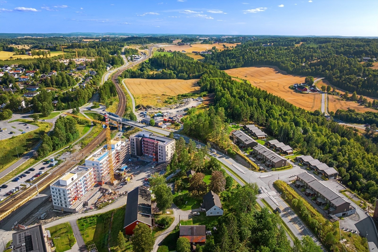 Kort vei med tog til ski og follobanen som går til Oslo på Ca 10 min. Ca. 30 min til Oslo med lokaltog Galleribilde
