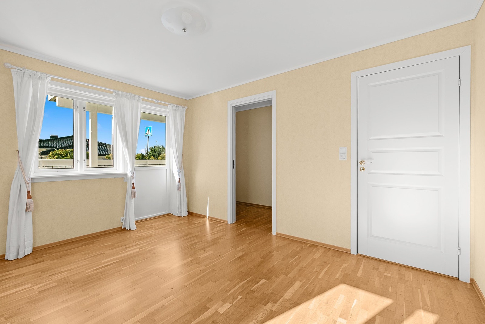 Videre har soverommet eget walk-in. Galleribilde