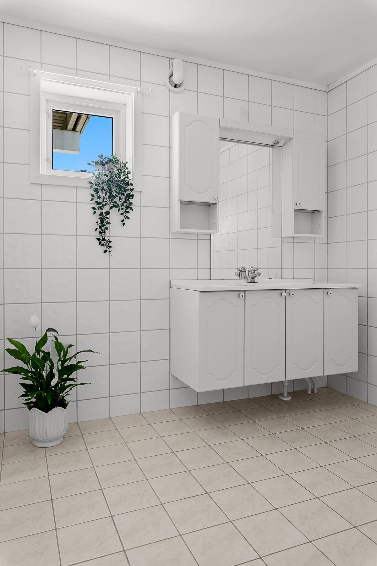 Baderomsinnredning med glatte fronter. Galleribilde