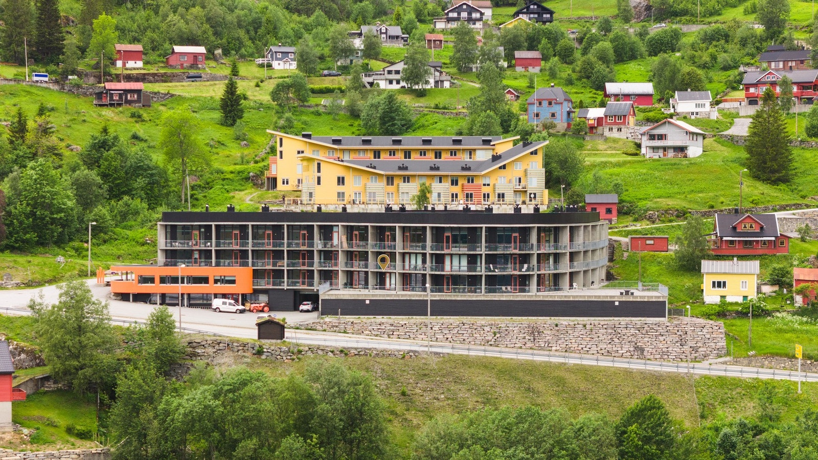 Moderne leilighetskompleks med flott utsikt.