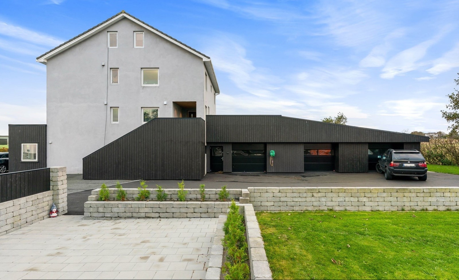 Stort uteområde med terrasse og stor plen. Galleribilde