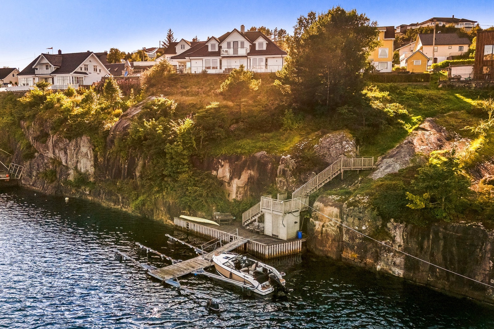 - Eiendommen har en eiet tomt på 1 727 m², i tillegg til bruksrett på areal ned mot sjøen. Megler har dog ikke funnet papirer eller godkjenninger på kai eller flytebrygge. Disse står for øvrig heller ikke på tomten til det aktuelle huset, men tidligere ei Galleribilde