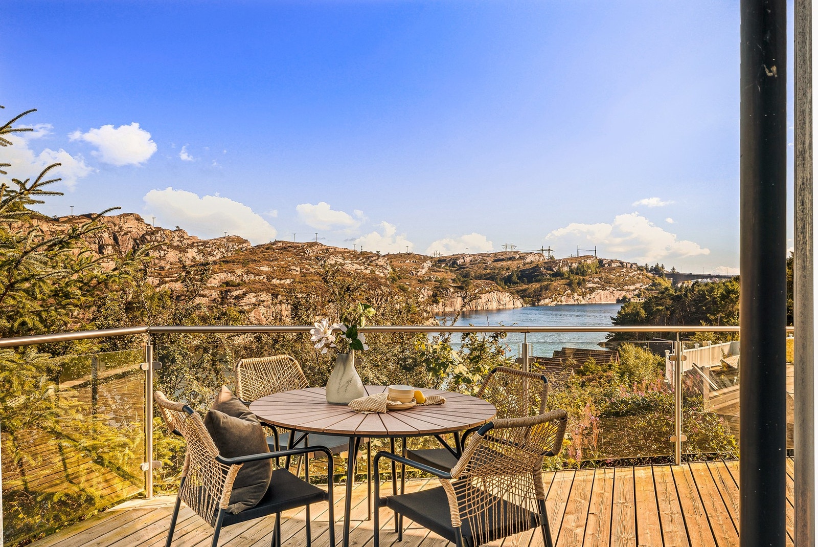 - Terrassens utforming gir fine soner for ulike sittegrupper - Galleribilde
