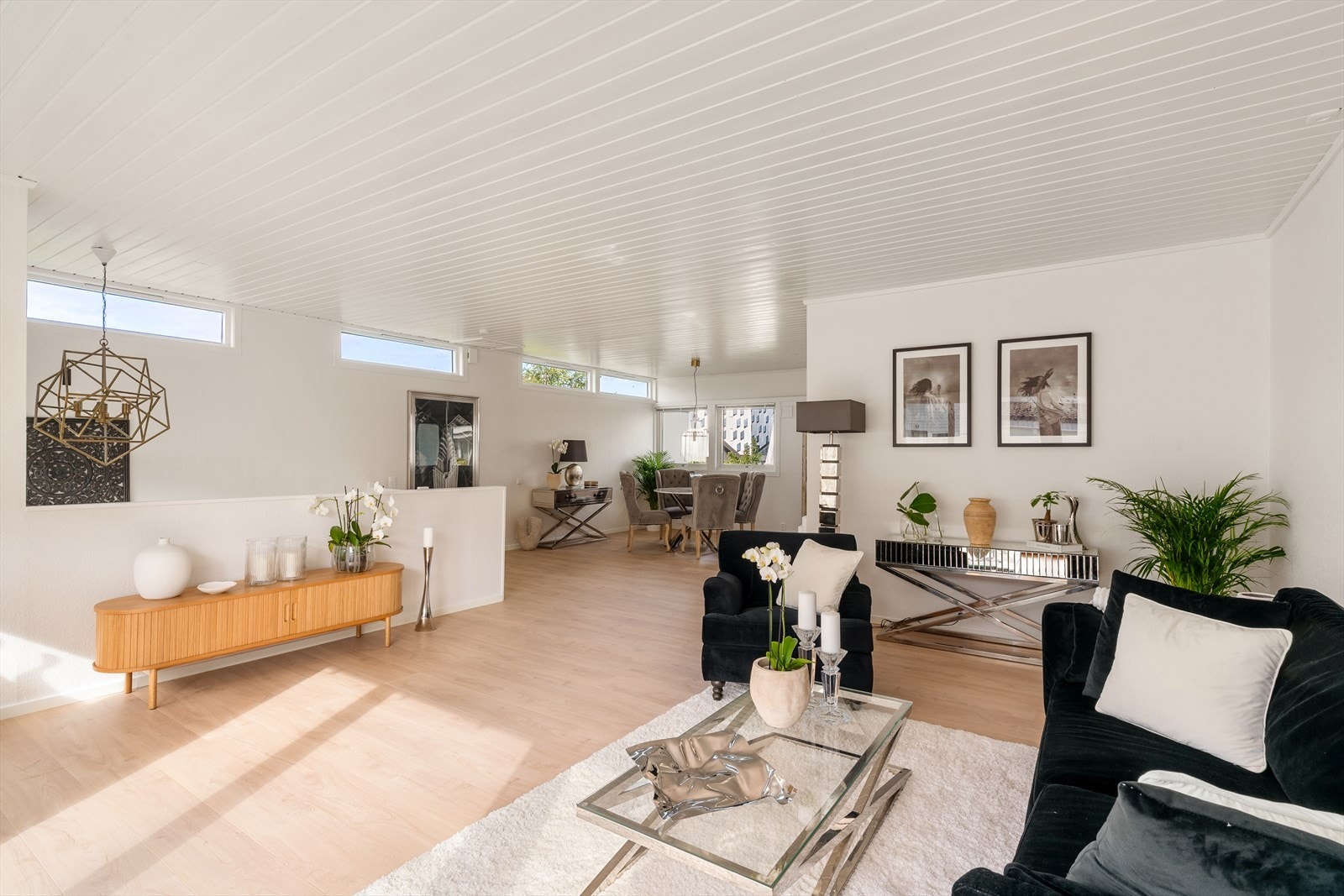 Stuen er stilren og romslig, med store vindusflater som slipper inn rikelig med naturlig lys. Galleribilde
