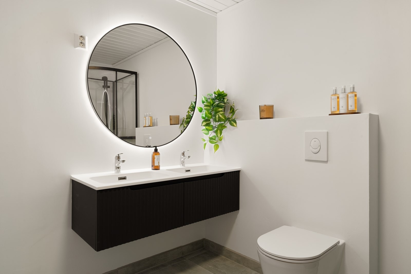 Badet ligger mellom soverommene og er moderne og lekkert utført. Galleribilde