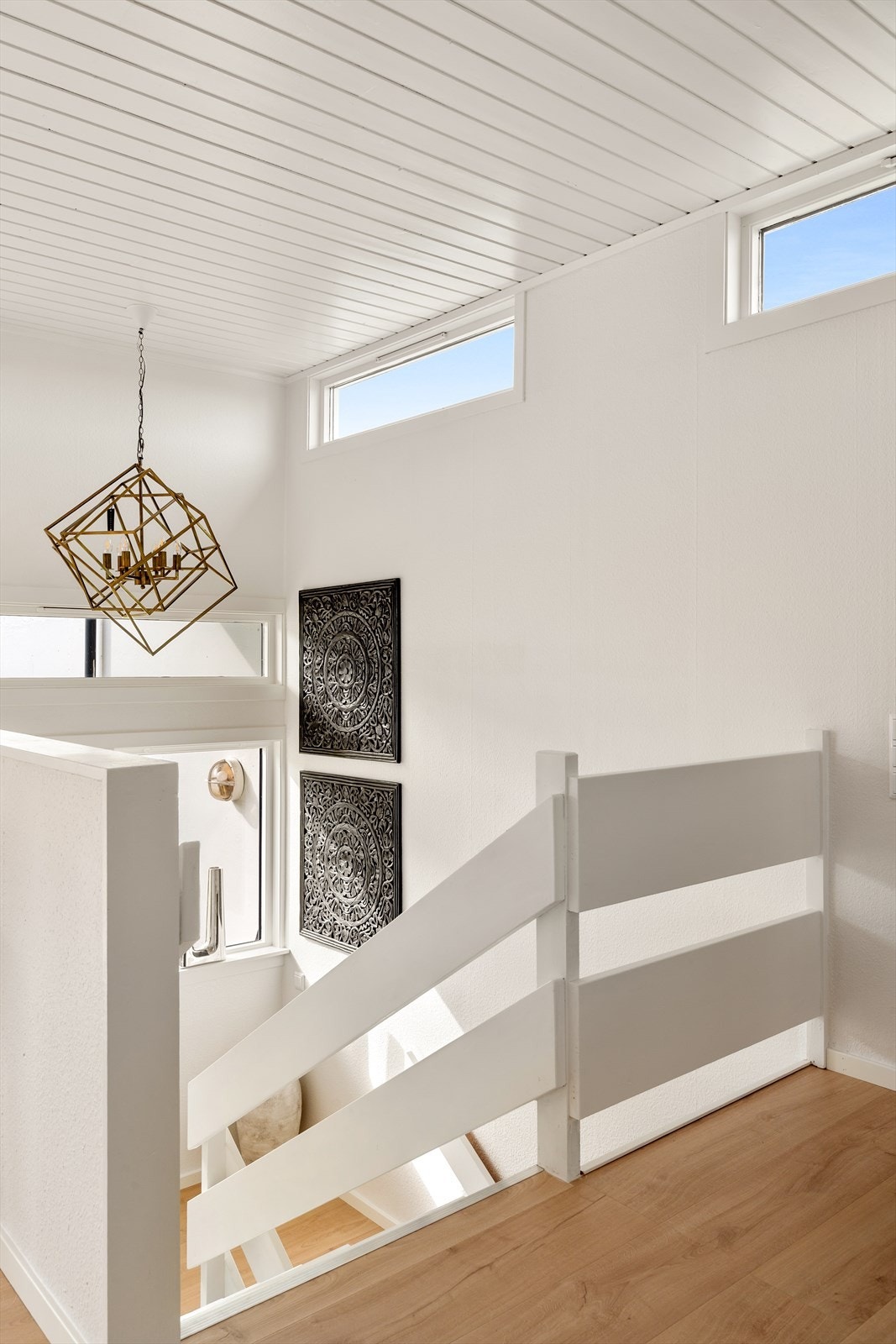 Tar vi trappen ned til første etasje, kommer vi til boligens soveromsfløy. Galleribilde