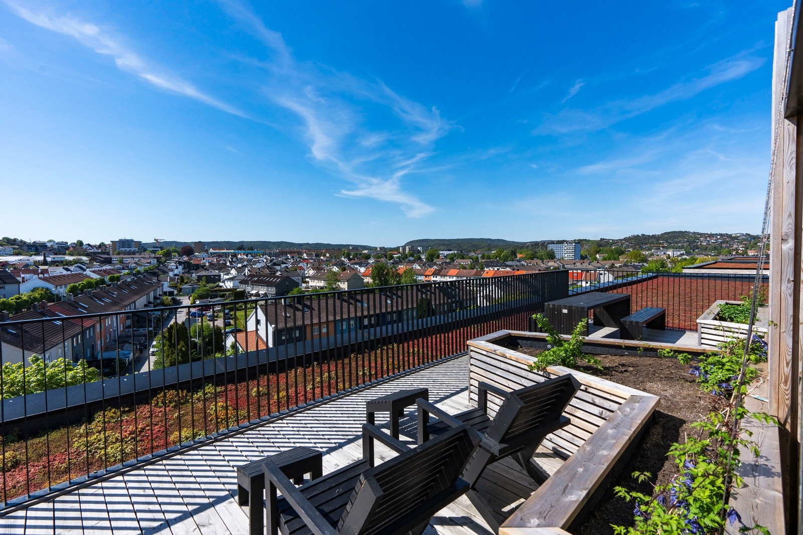 Felles takterrasse med flotte solforhold og flere sittegrupper og utsikt over Lundsområdet Galleribilde