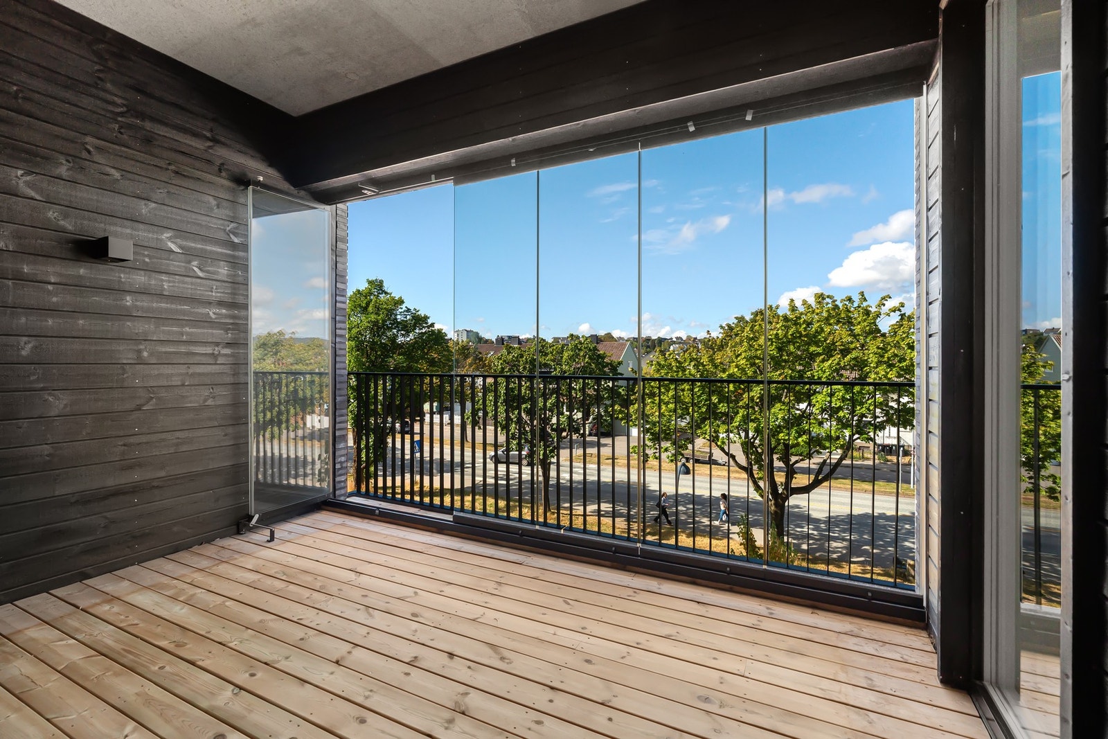 Innglasset balkong med vindusglass som kan åpnes opp Galleribilde