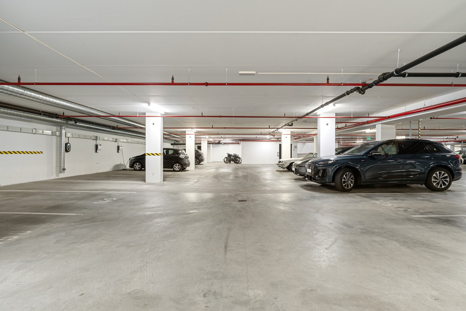 Parkeringsplass i kjelleretasjen med mulighet for å leie plass Galleribilde