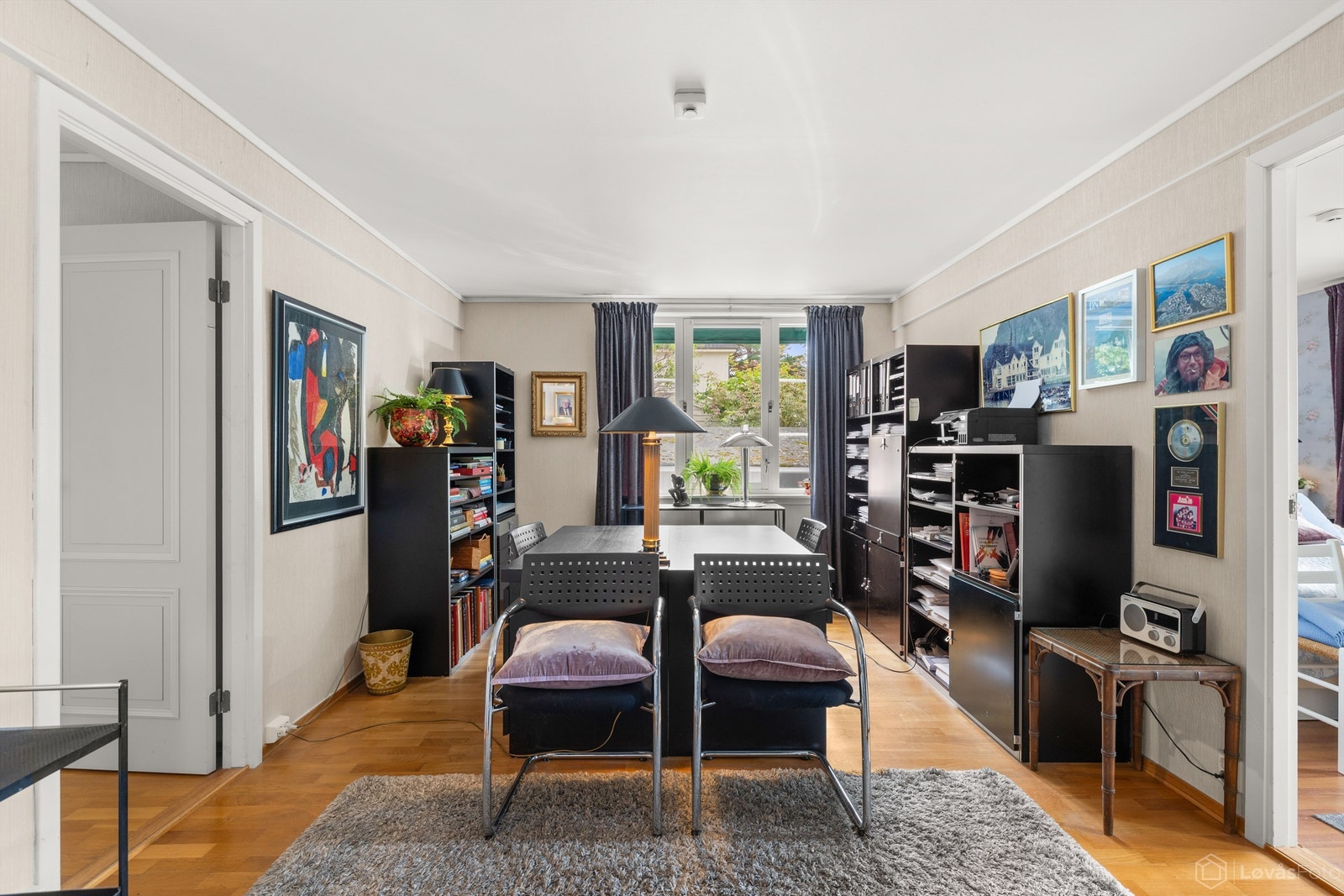 Stort kontor (evt. ekstra stue eller lignende) med skyvedører ut til stuen Galleribilde
