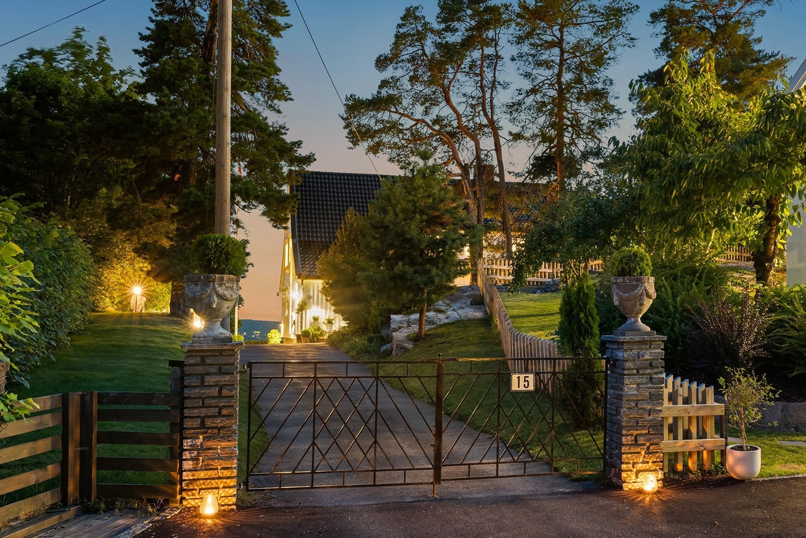Den store tomten på hele 1 658 kvm byr på en usjenert og barnevennlig ramme, kun 2-3 minutters gange fra Kastellet trikkeholdeplass og kort vei til skole og servicetilbud Galleribilde
