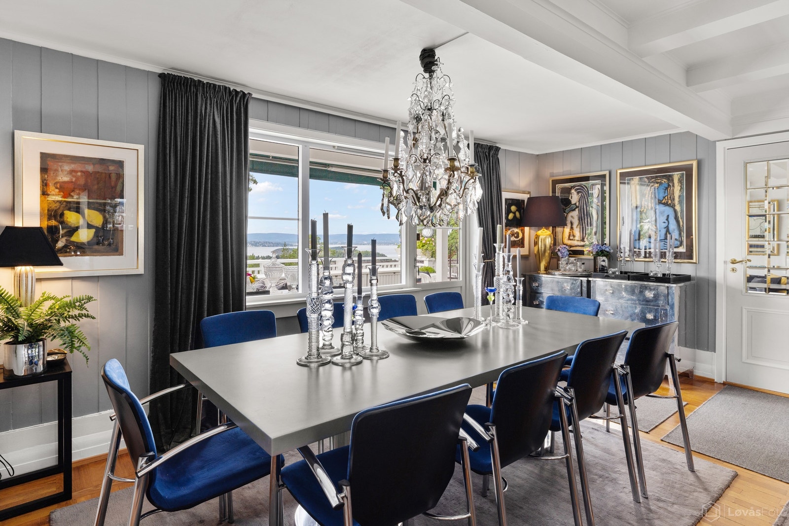 Fra spisestuen er det utgang til stor vestvendt terrasse på 41 kvm med flott utsikt Galleribilde