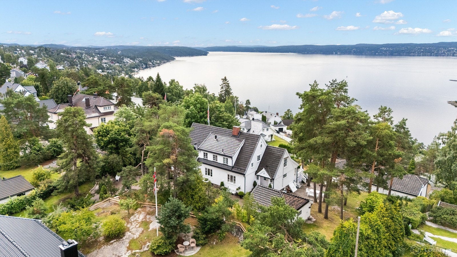 Eiendommen ligger høyt og fritt andre husrekke fra Solveien, tilbaketrukket og skjermet med flott vestvendt utsikt over fjorden Galleribilde