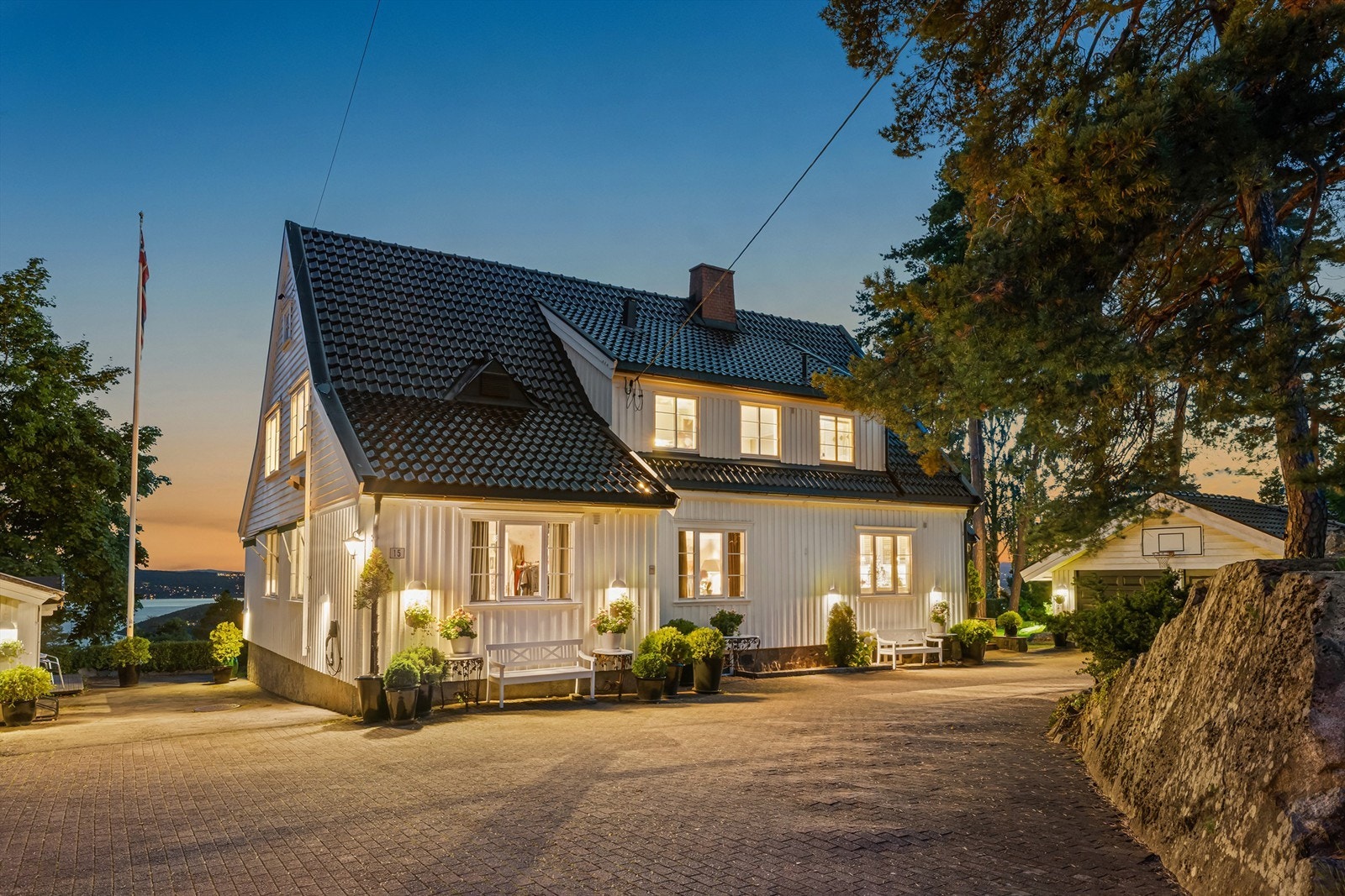 Velkommen til Cappelens vei 15 - Stor villa med flott beliggenhet | Fjordutsikt | Solrikt | Stor tomt | 3 garasjer Galleribilde
