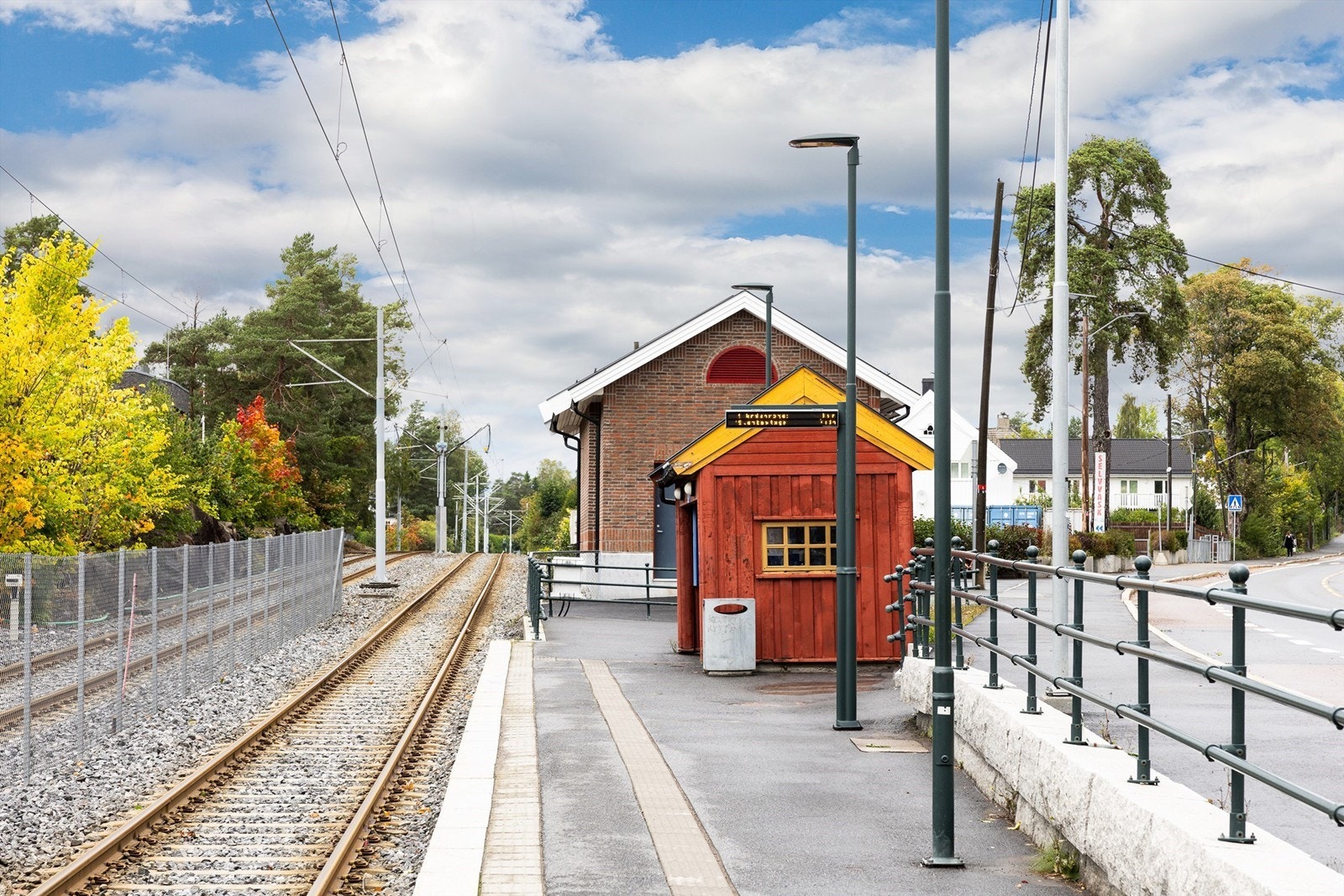 Kun 2-3 minutter å gå til trikkeholdeplassen på Kastellet med rute 13 og 19, begge via Oslo sentrum. Nærhet også til ringbussen i Ekebergveien/Lambertseterveien. Kort vei også ned til Nordstrand togstasjon Galleribilde