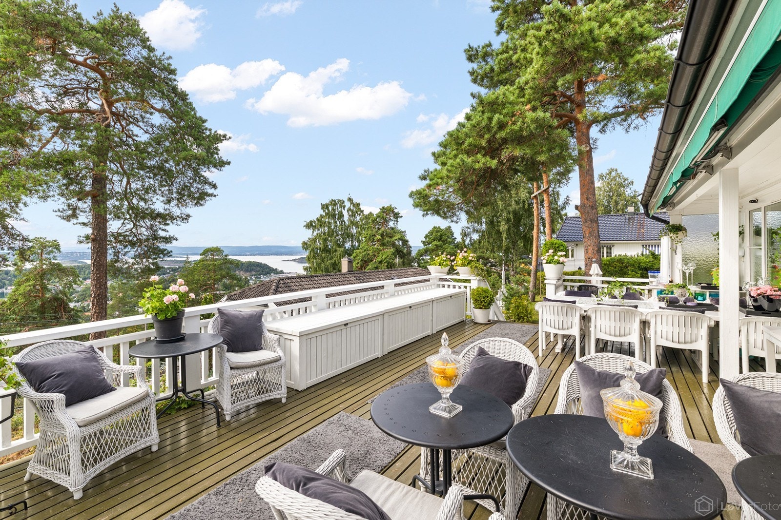 Stor vestvendt terrasse på 41 kvm med flott utsikt Galleribilde