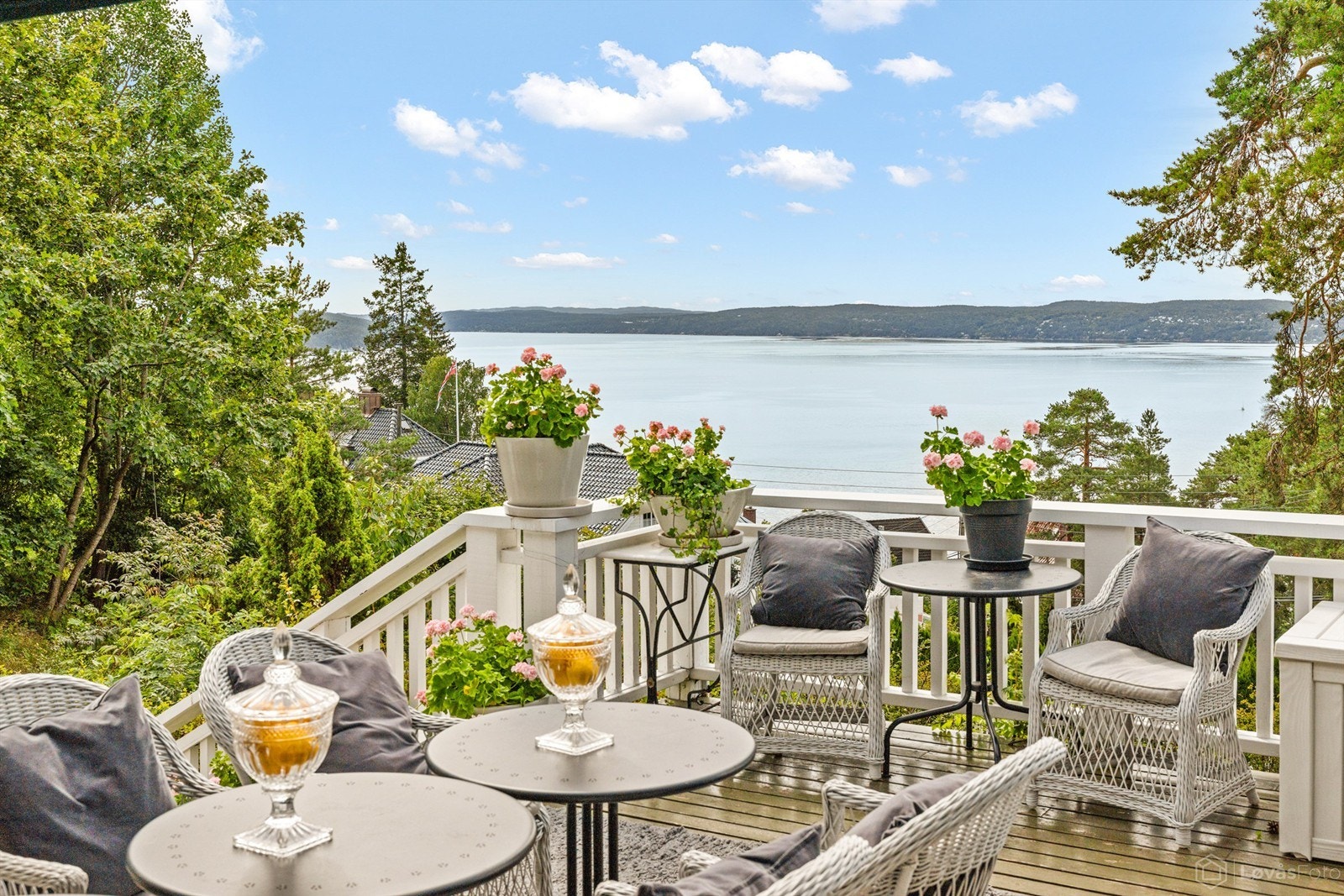 Terrasse (det er gitt rammetillatelse for oppføring av ny enebolig på nabotomten som ved evt gjennomføring stedvis kan ta noe av utsikten) Galleribilde