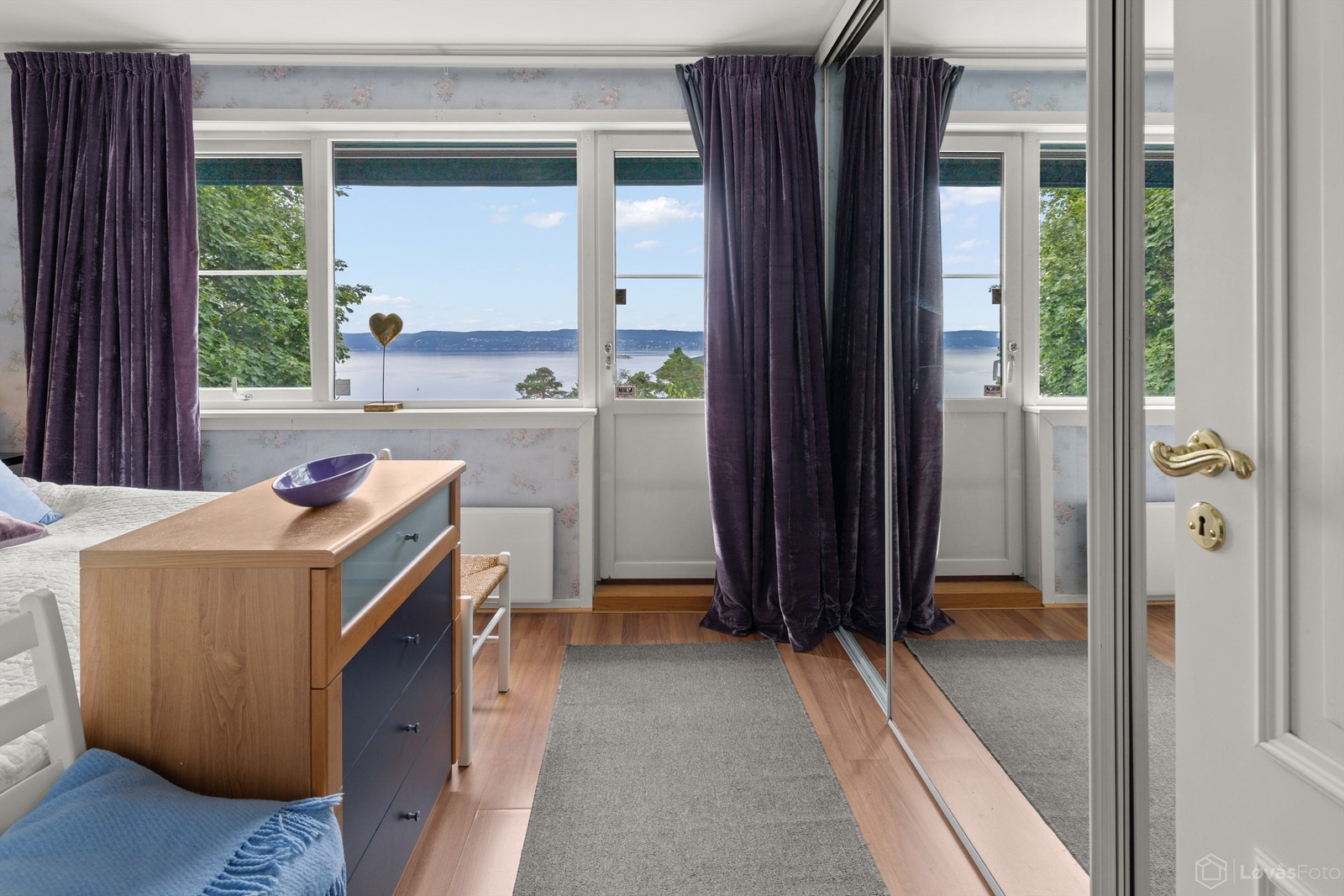 Soverom 1 har flott utsikt, skyvedørsgarderobe og fransk balkong Galleribilde