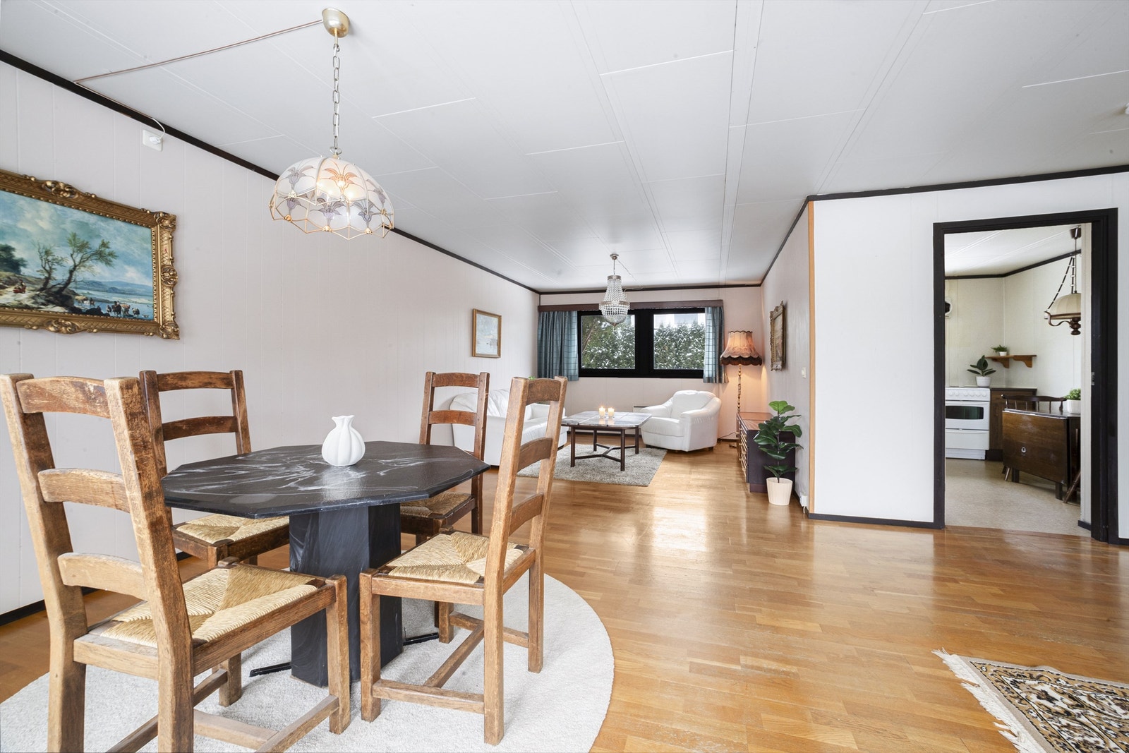 Stor og lys stue som kan deles inn i ulike soner Galleribilde