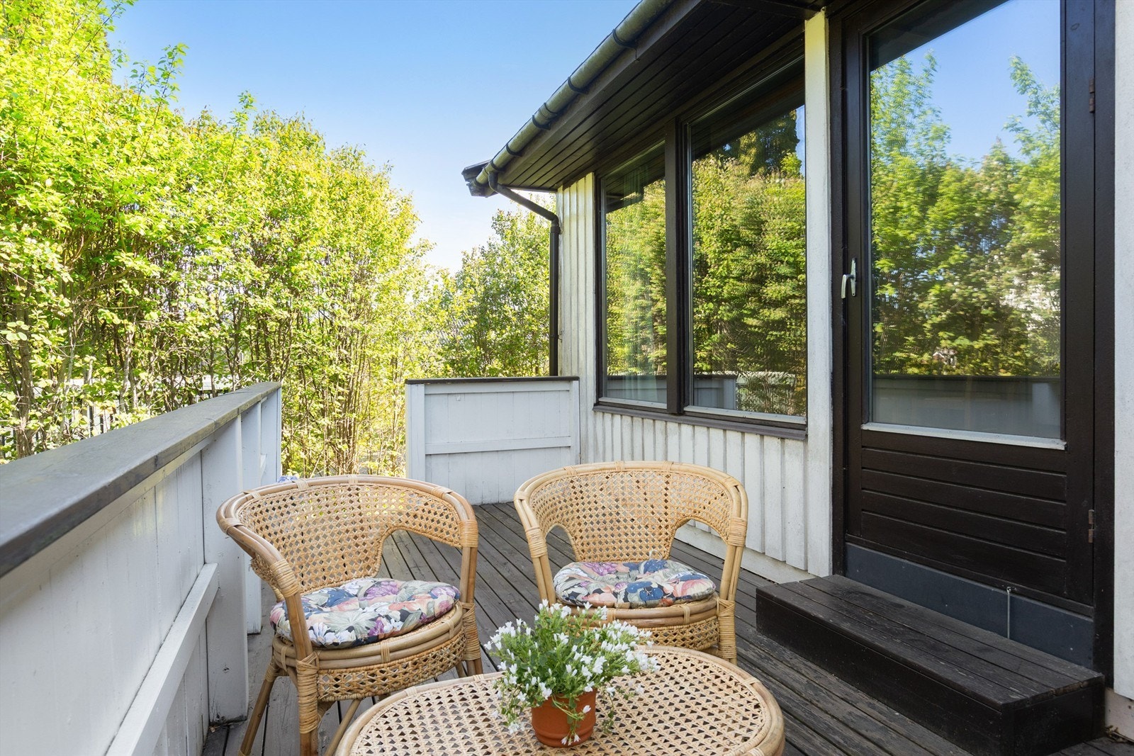 Fra stuen er det utgang til terrasse på ca. 11 kvm. med videre adkomst til hage Galleribilde