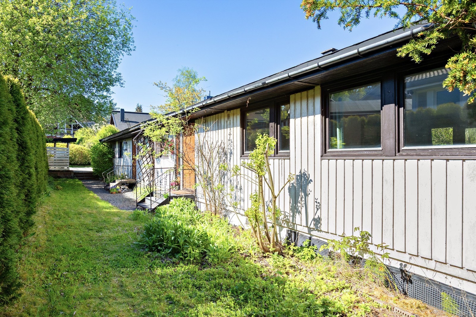 Hage som strekker seg rundt boligen, terrasse på ca. 11 kvm. og carport Galleribilde
