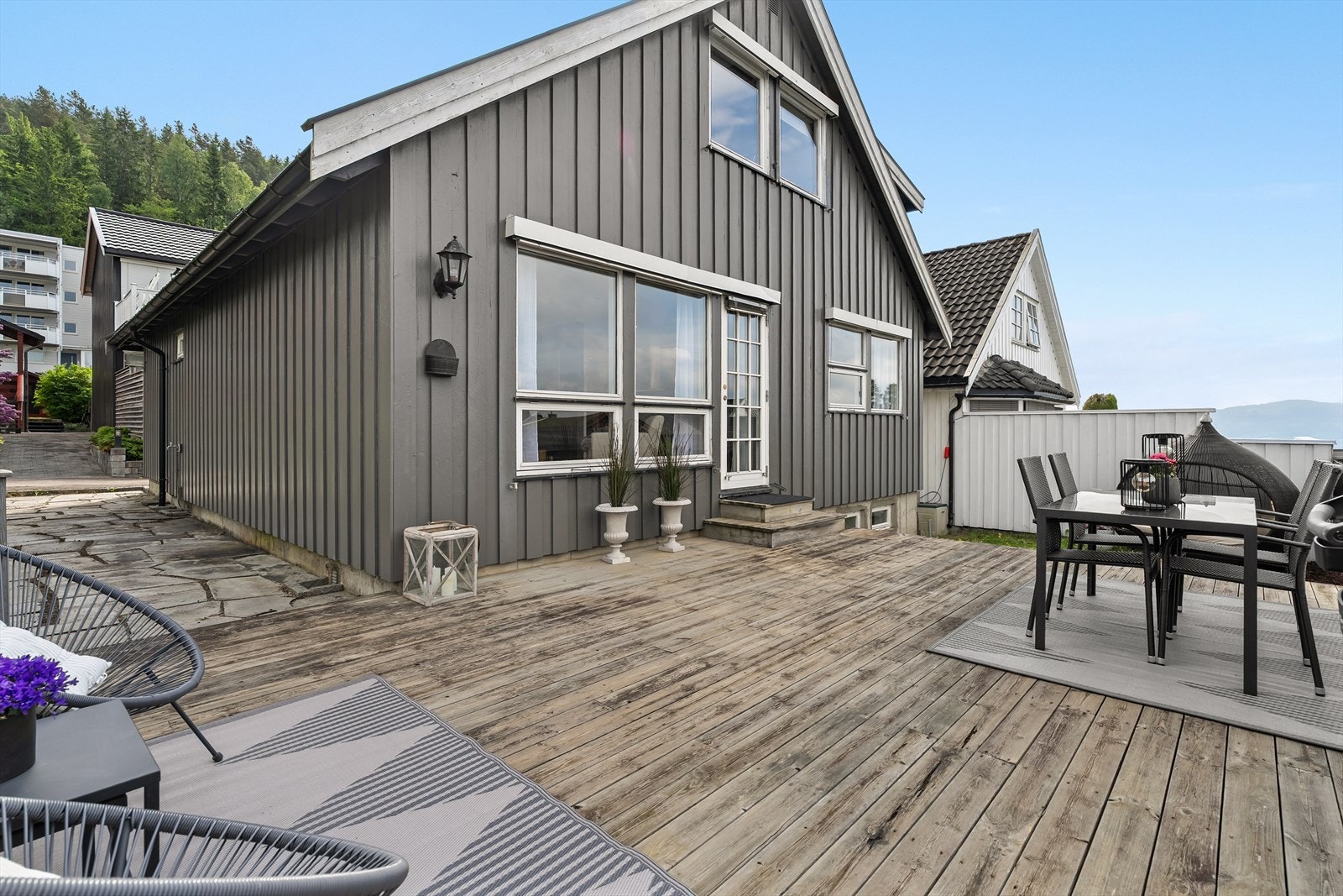 Pen enebolig i Kunterudveien 47. Vestvendt terrasse på ca. 33 kvm med fine solforhold. Galleribilde