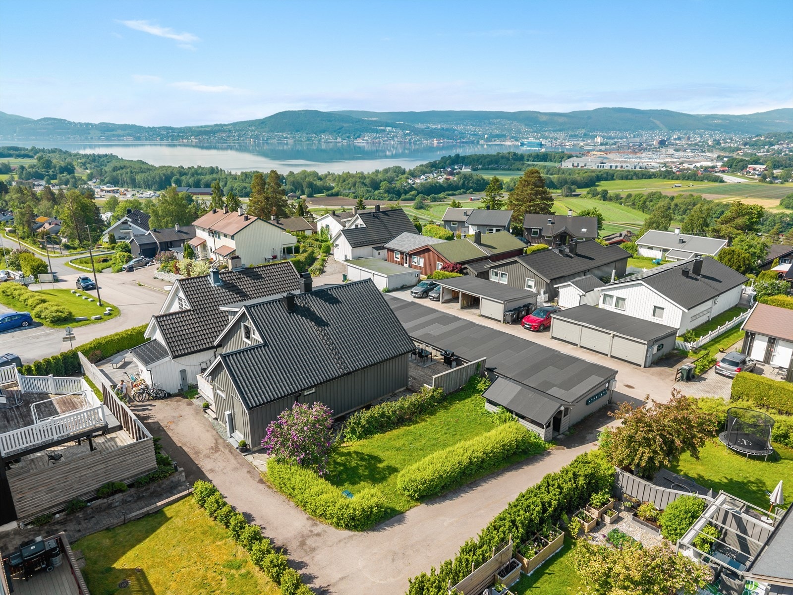 Barnevennlig og rolig nabolag i Linneslia med kort vei til det meste. Galleribilde