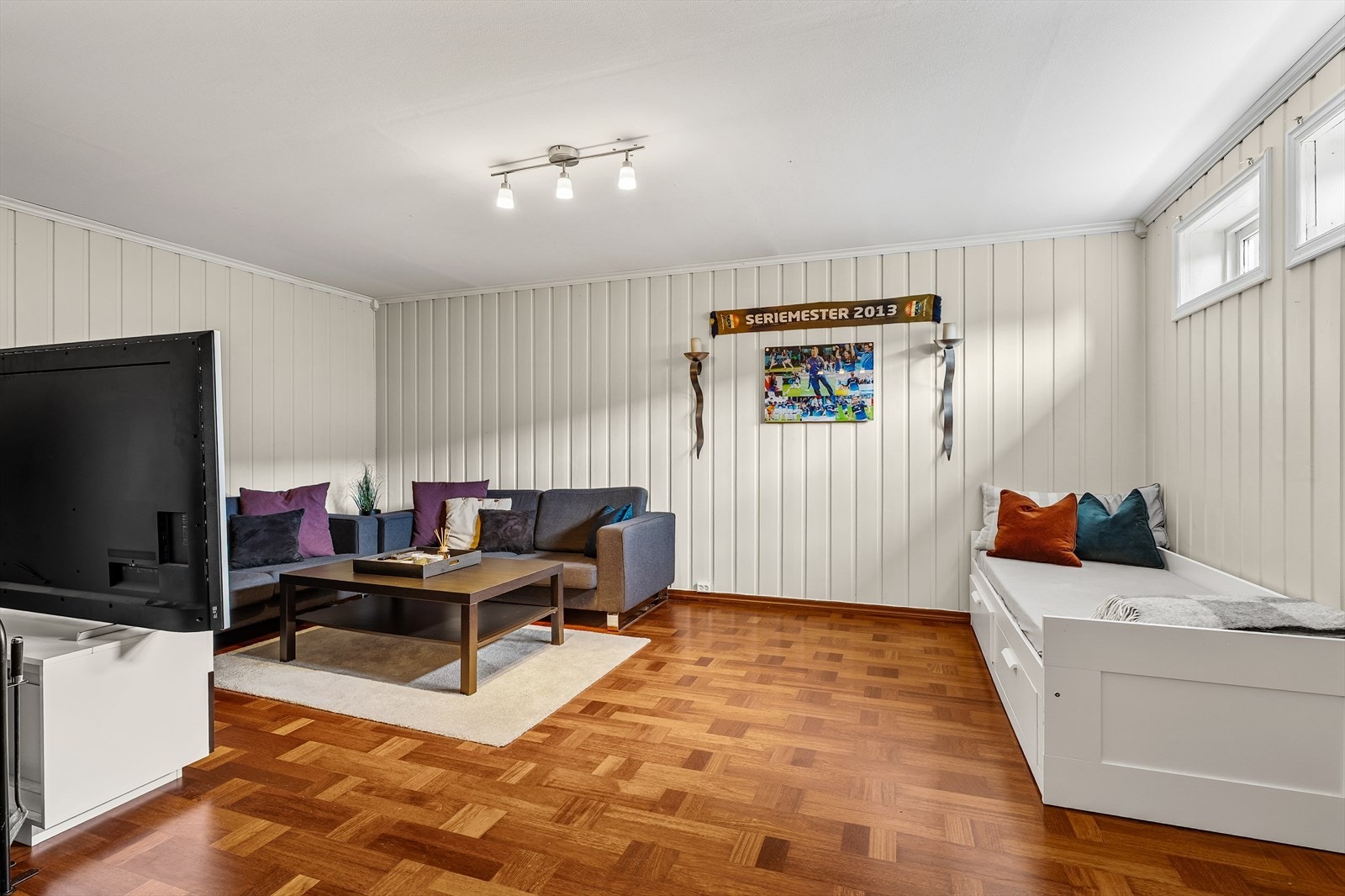Rommene som er benyttet som stue i kjelleren, er tegnet inn som bod og disp.rom på opprinnelige tegninger. Ikke godkjent for som rom for varig opphold. Galleribilde