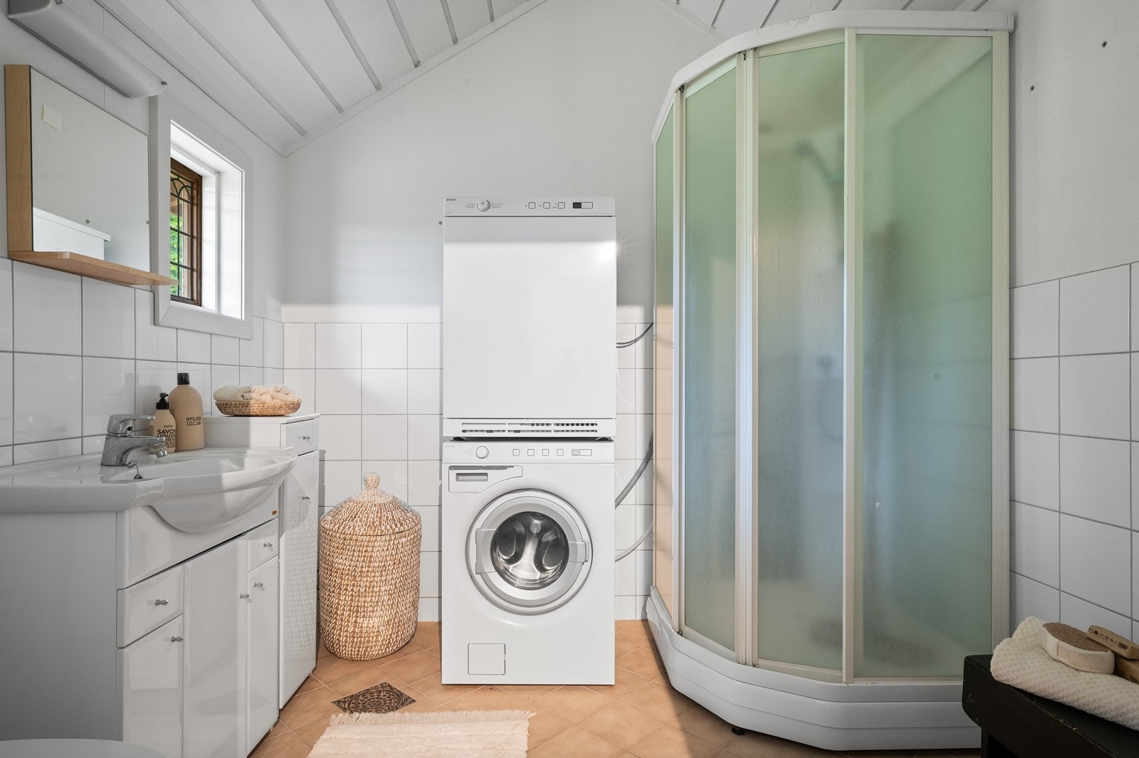 Badet i første etasje har flislagt gulv med elektriske varmekabler. Opplegg for vaskemaskin. Galleribilde