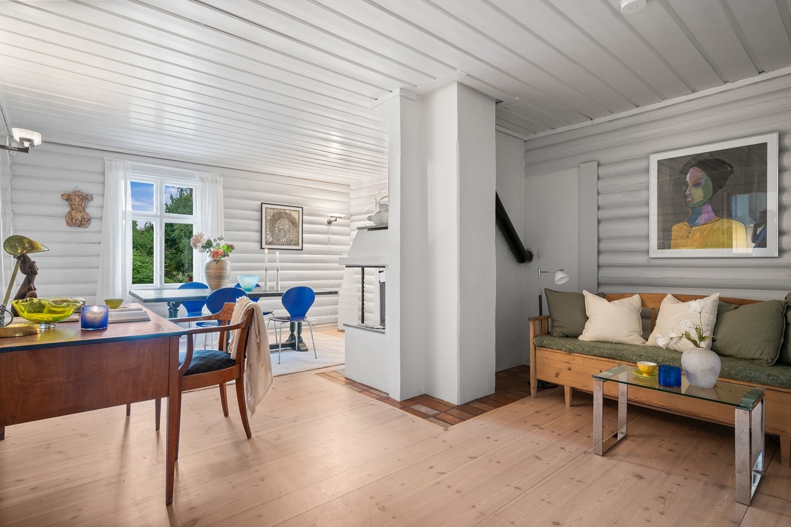 Den andre stuen har plass til både spisestue og en hyggelig sittegruppe. Galleribilde