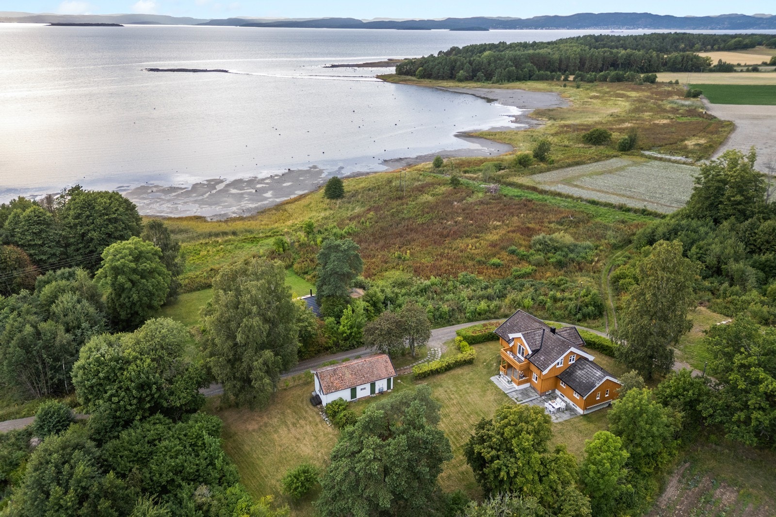 Oversiktsbilde som viser eiendommens plassering i landskapet. Galleribilde
