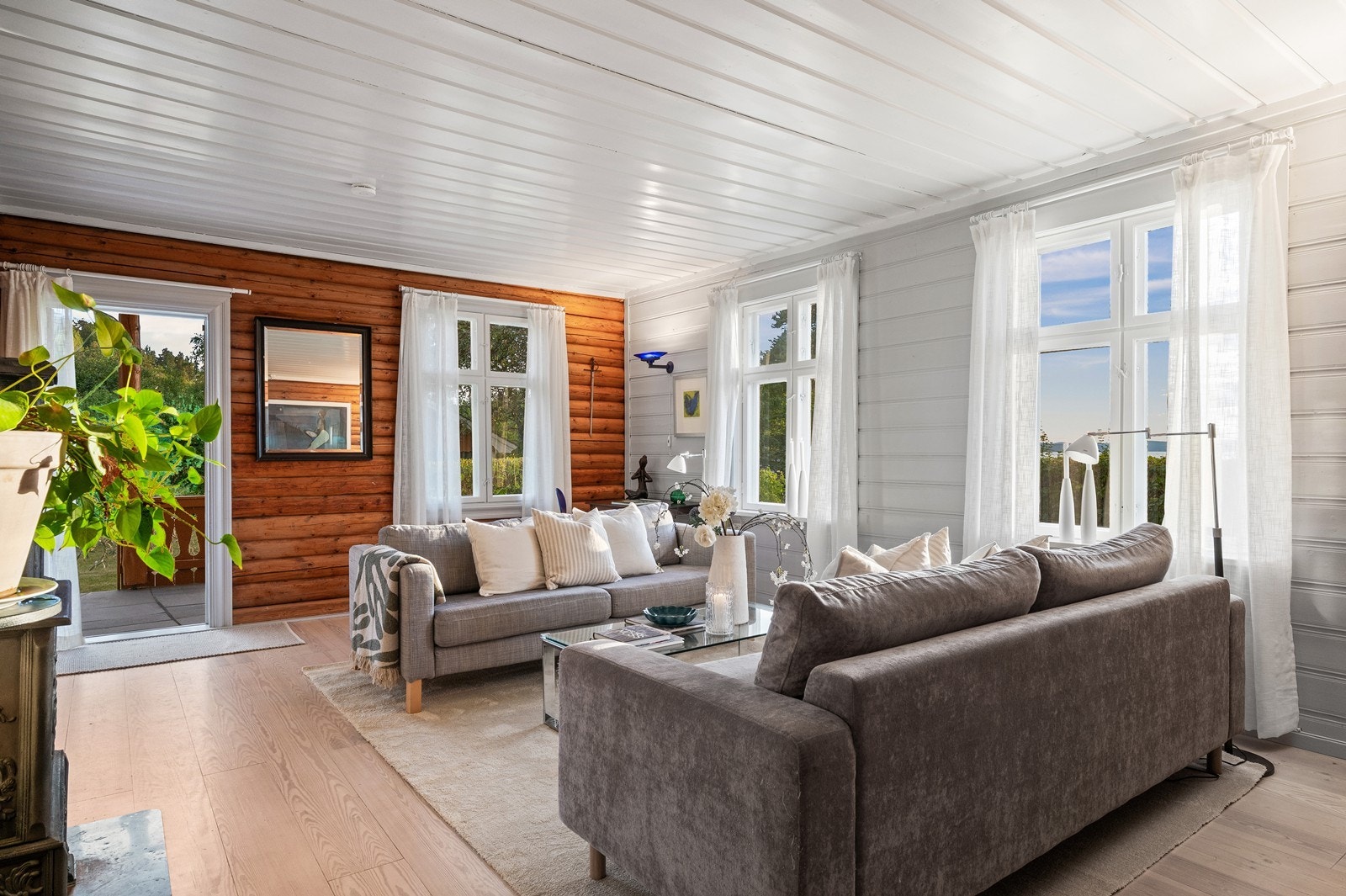 Stuen i første etasje har god plass til sofagruppe og utgang til hagen. Galleribilde
