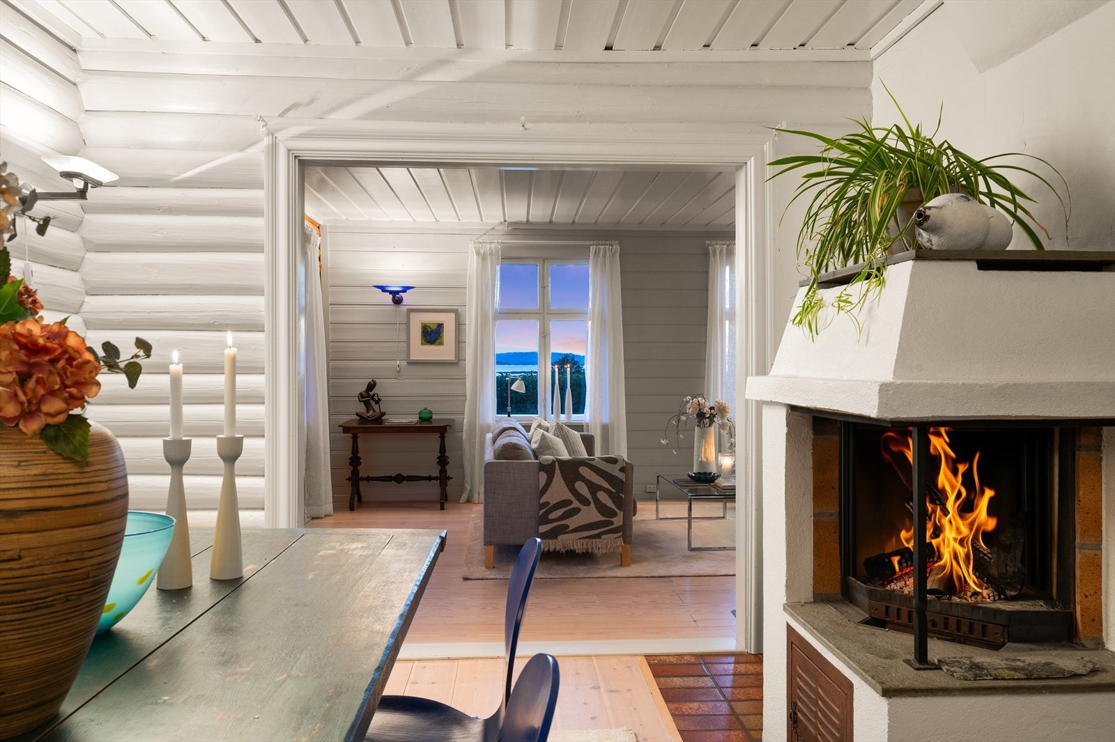 Utsyn fra spisestuen mot hovedstuen. Galleribilde