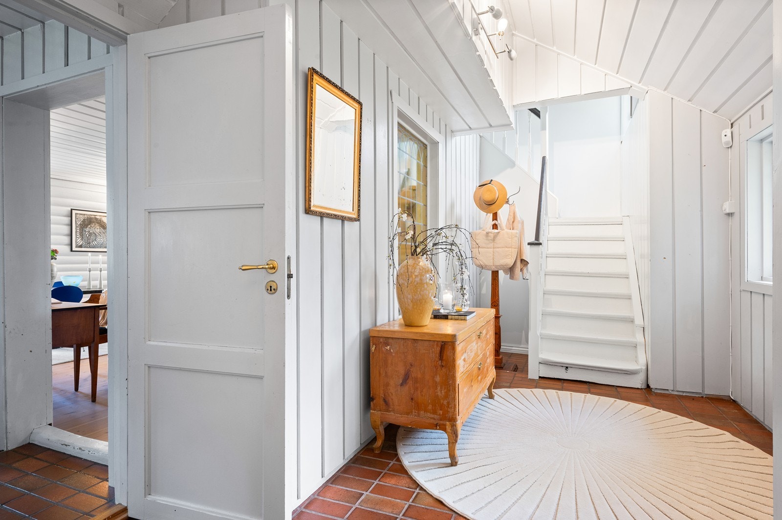 Velkommen inn! Entré med malt trepanel og trapp som fører opp til andre etasje. Galleribilde