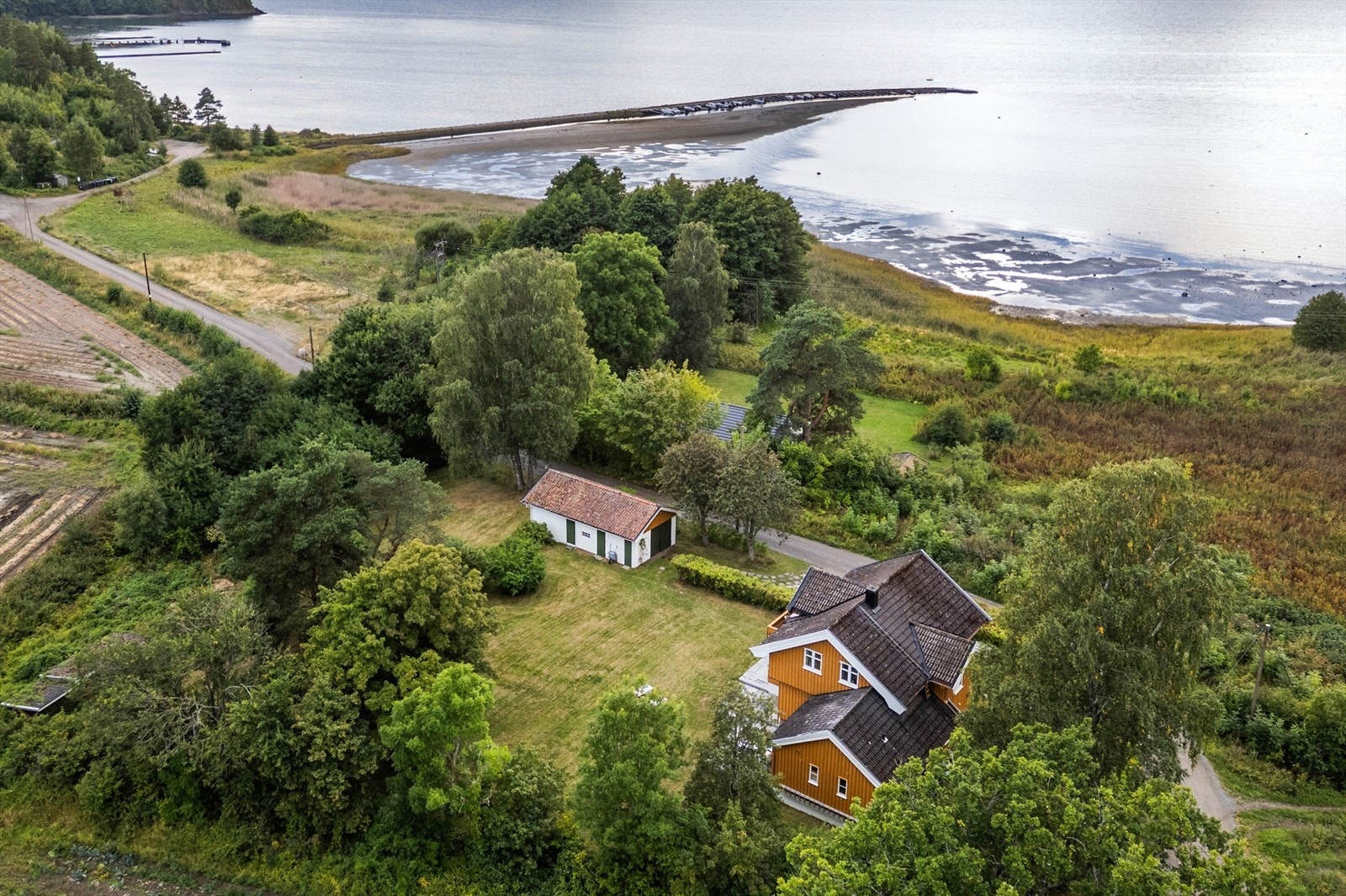 Kort vei ned til strandkanten og flotte turområder. Det medfølger båtplass. Galleribilde