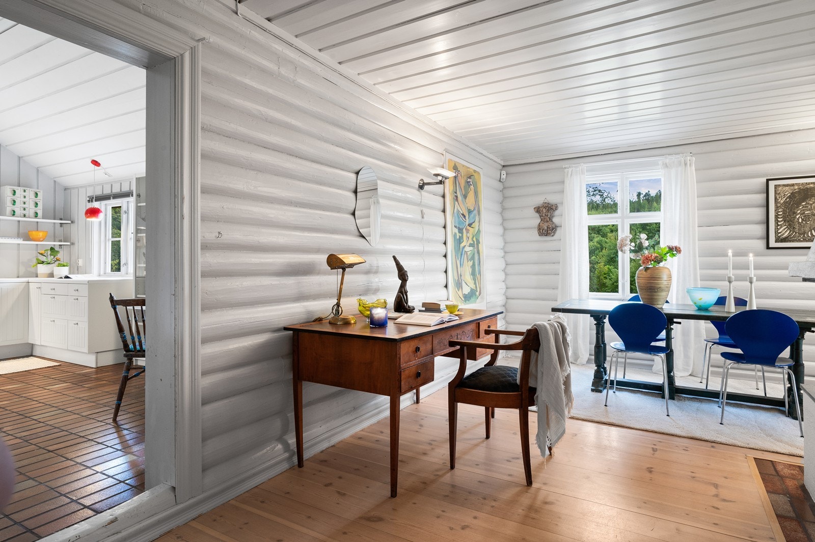 Åpen dør mot kjøkkenet skaper en god flyt mellom rommene. Galleribilde