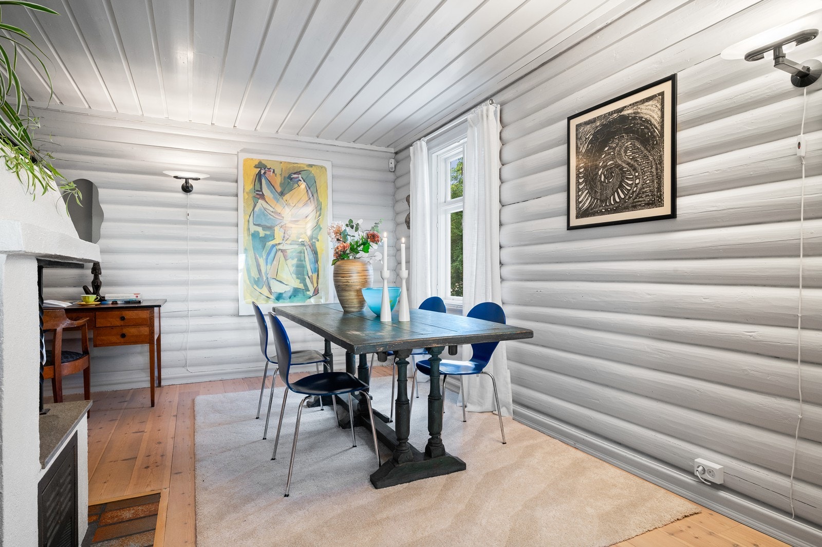 God plass for en stor spisegruppe for sosiale sammenkomster. Galleribilde