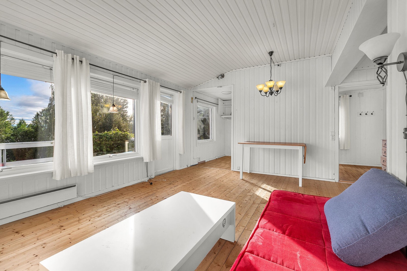 Fra stuen er det direkte utgang til veranda Galleribilde