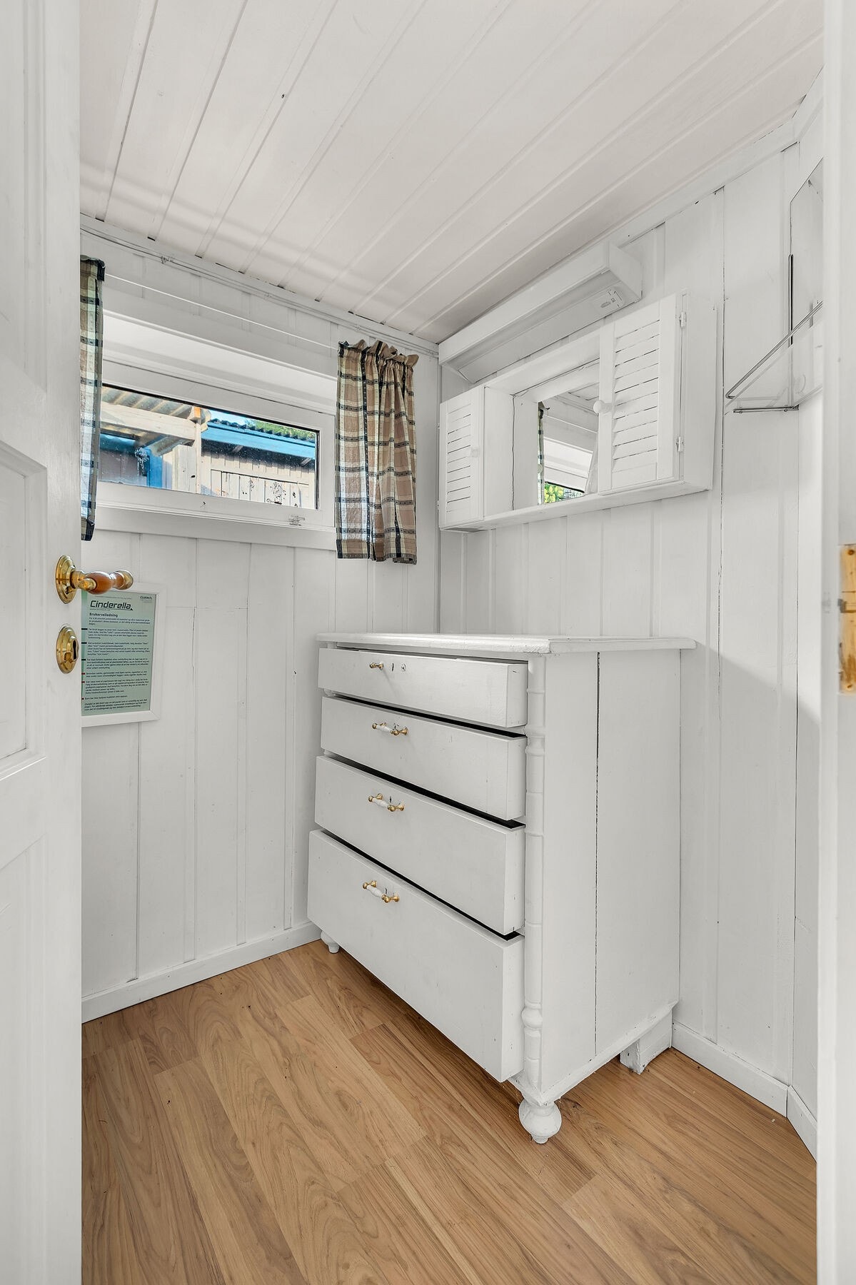 Toalettrommet har laminat på gulv og malt panel på vegger og i tak. Galleribilde